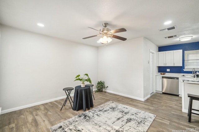 sitting room with wood-type flooring, ceiling fan, and sink