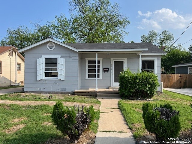 view of front of home featuring a front yard