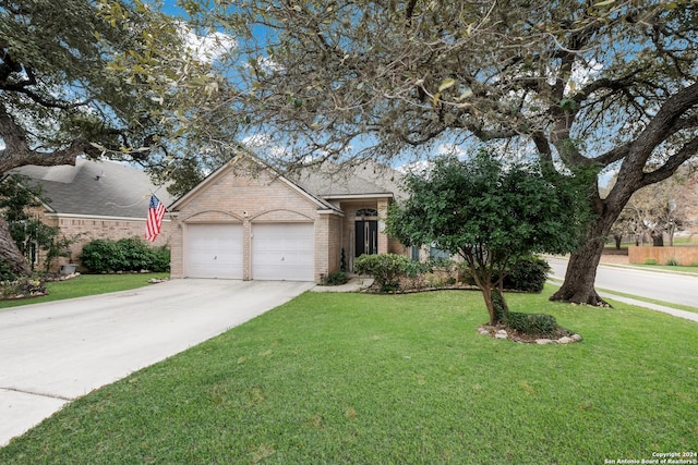 view of front of home featuring a front lawn and a garage