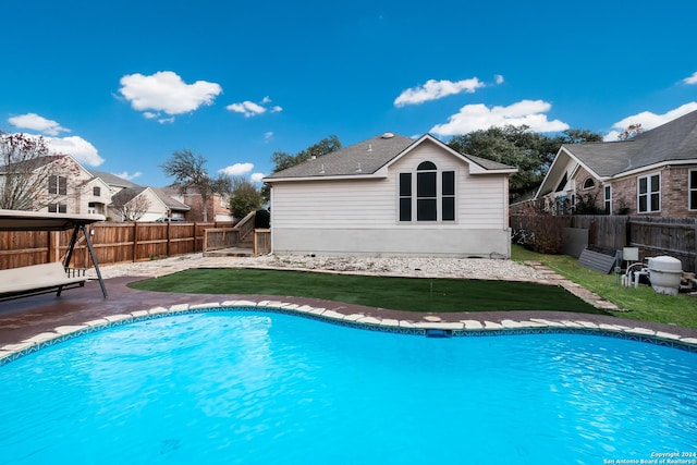 view of swimming pool