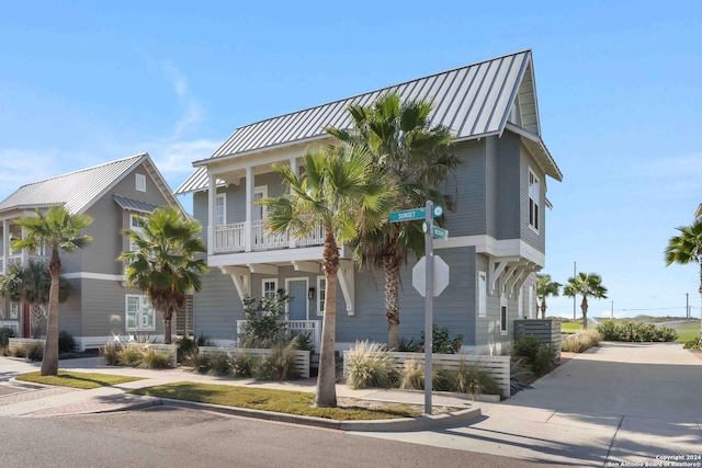 view of front of property featuring a balcony