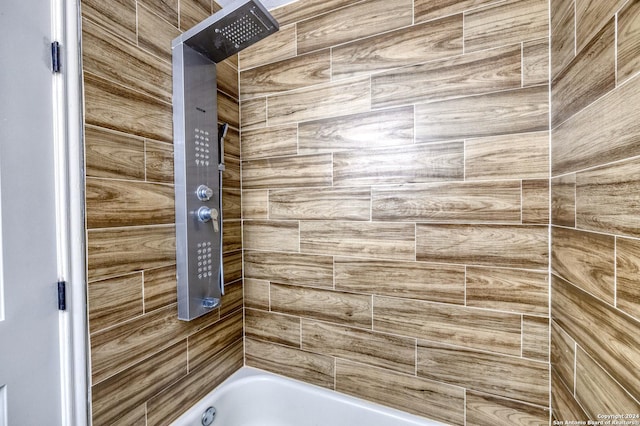 bathroom with tiled shower / bath combo