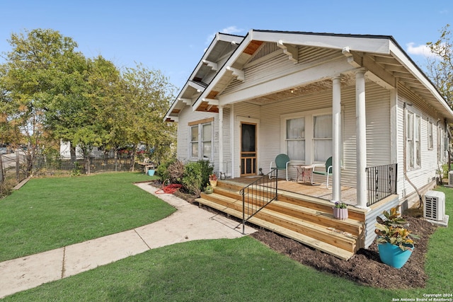 view of front of home featuring fence and a front yard