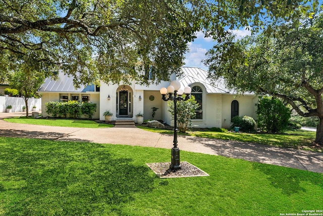 view of front of property featuring a front yard