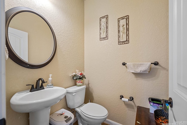 bathroom featuring toilet and sink