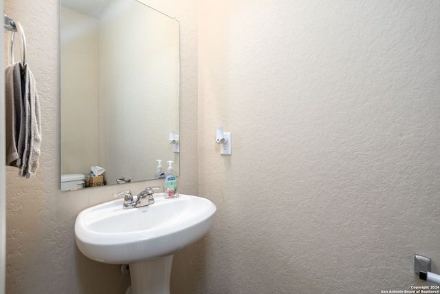 bathroom featuring sink