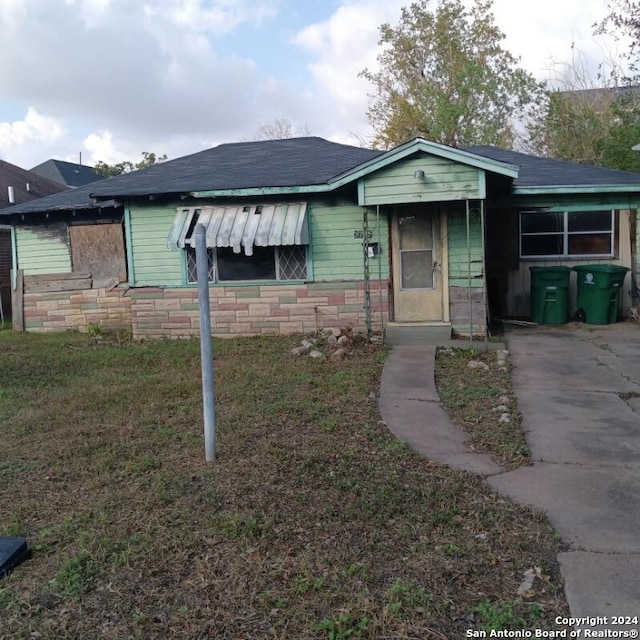 view of front of property featuring a front lawn