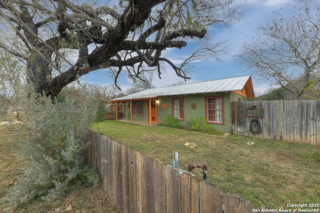 view of front of home featuring a front lawn