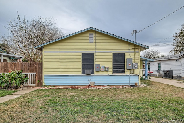 view of front of house featuring a front lawn