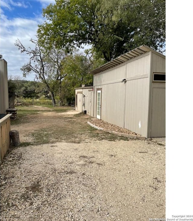 view of yard featuring a storage shed