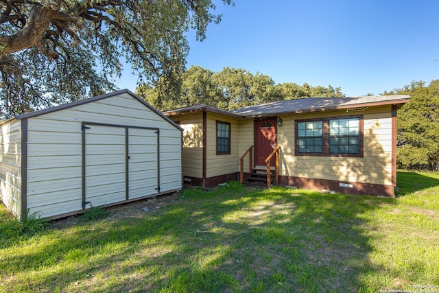 view of front of house with a front lawn