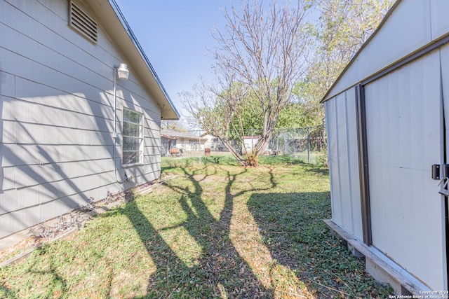 view of yard featuring a storage unit