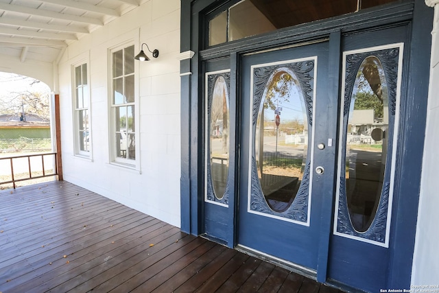 entrance to property featuring covered porch