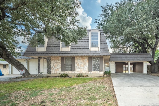 view of front of house featuring a front lawn and a carport