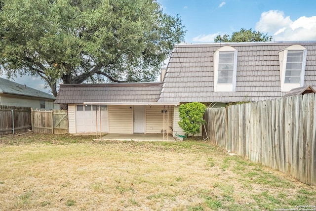 view of yard featuring a patio