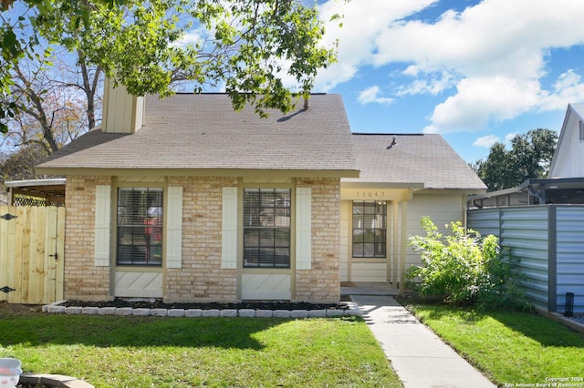 view of front of house featuring a front yard