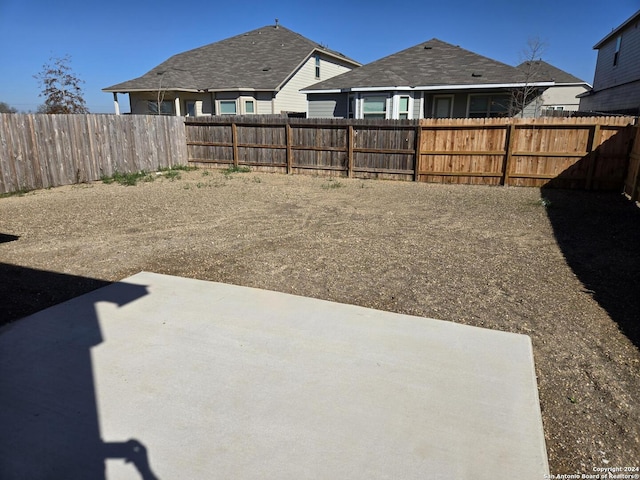 view of yard featuring a patio area