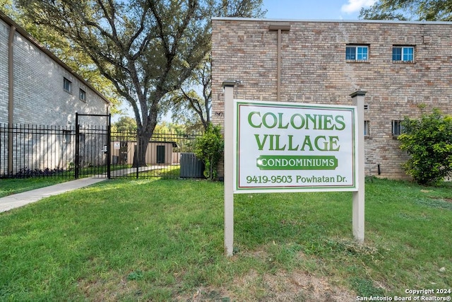 community sign featuring a yard