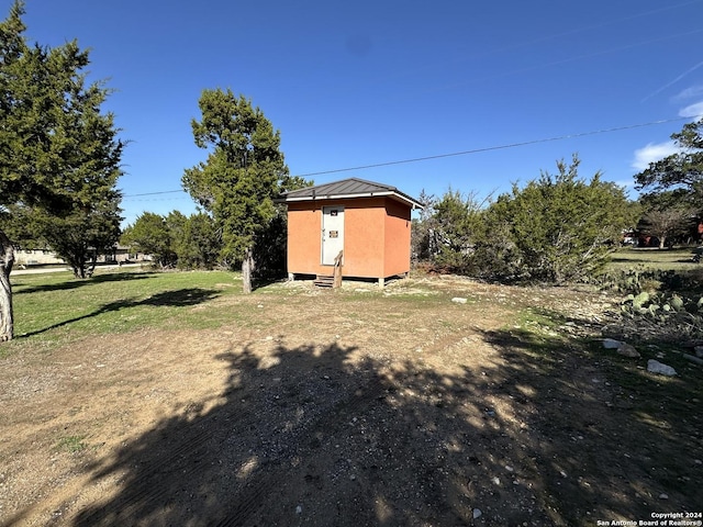 view of yard featuring a shed