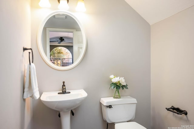 bathroom with ceiling fan, vaulted ceiling, and toilet