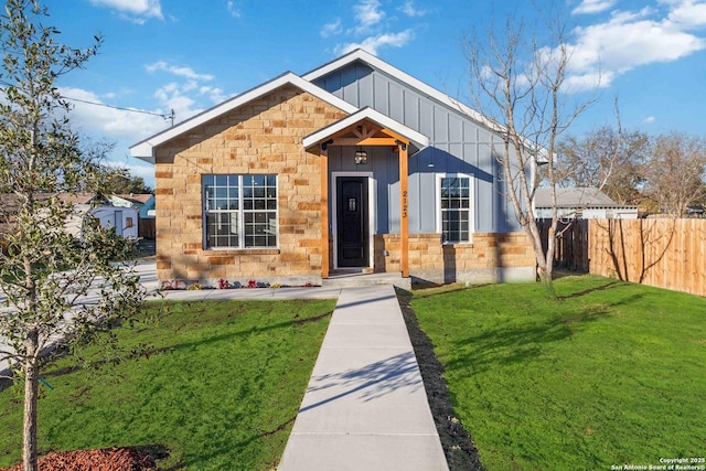 view of front facade with a front yard