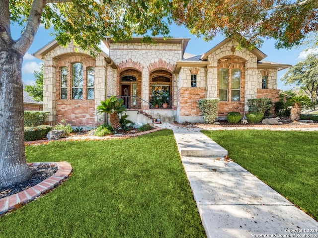 view of front facade featuring a porch and a front lawn