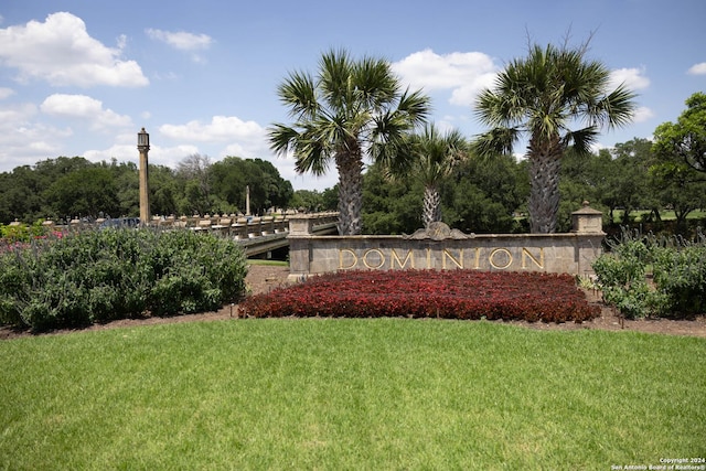 community / neighborhood sign featuring a lawn