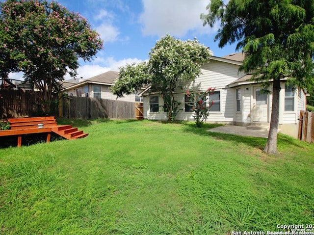 view of yard featuring a patio area