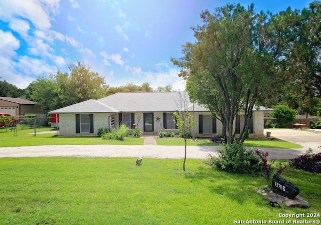 single story home with a front lawn