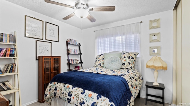 bedroom with ceiling fan, a textured ceiling, and a closet