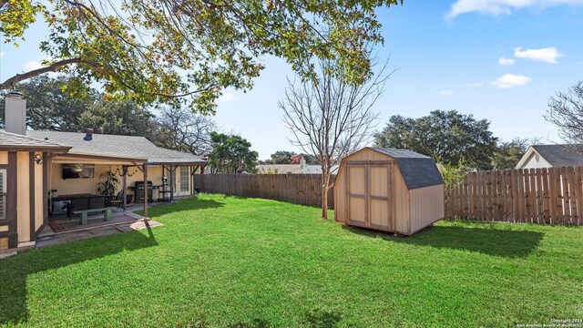 view of yard featuring a storage unit