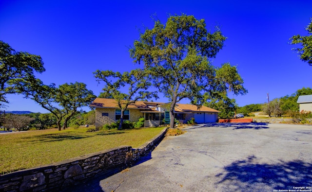 view of front of property featuring a front yard and a garage