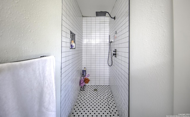 bathroom featuring tiled shower