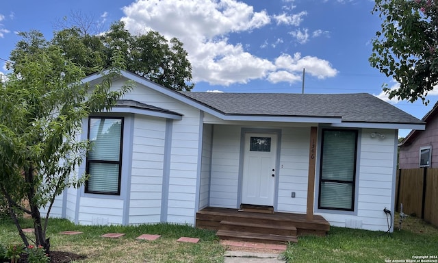 view of front of home featuring a front yard