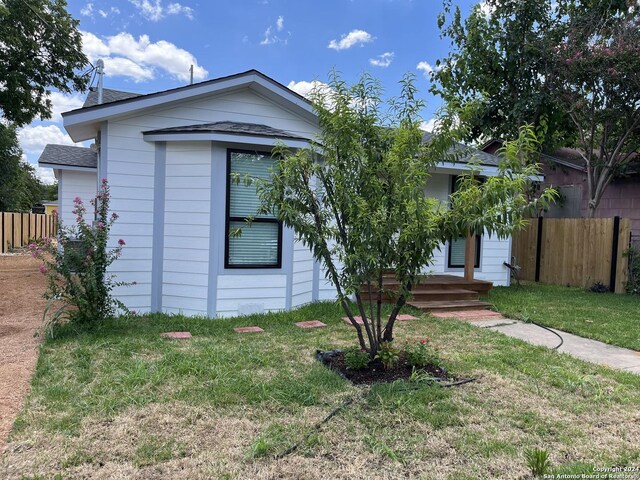 view of front of home featuring a front yard