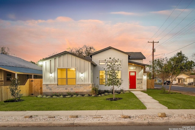 view of front of property featuring a yard