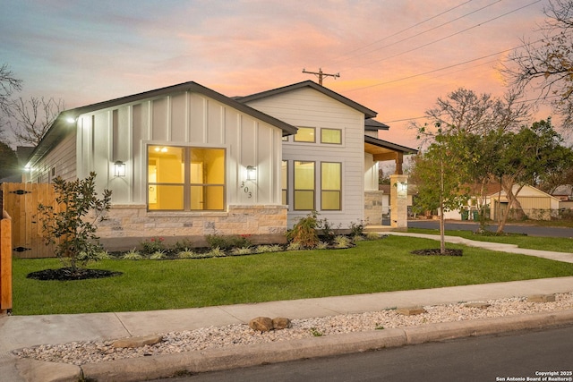 view of front of property featuring a lawn