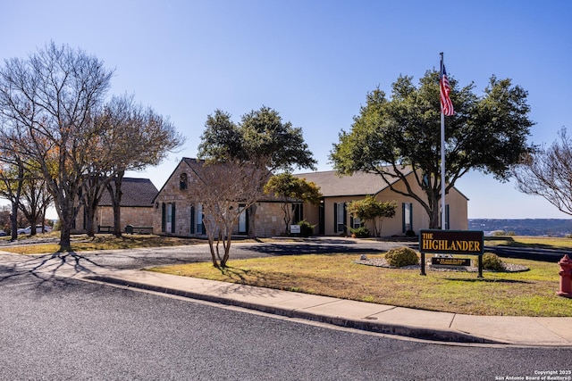 view of front of property with a front yard