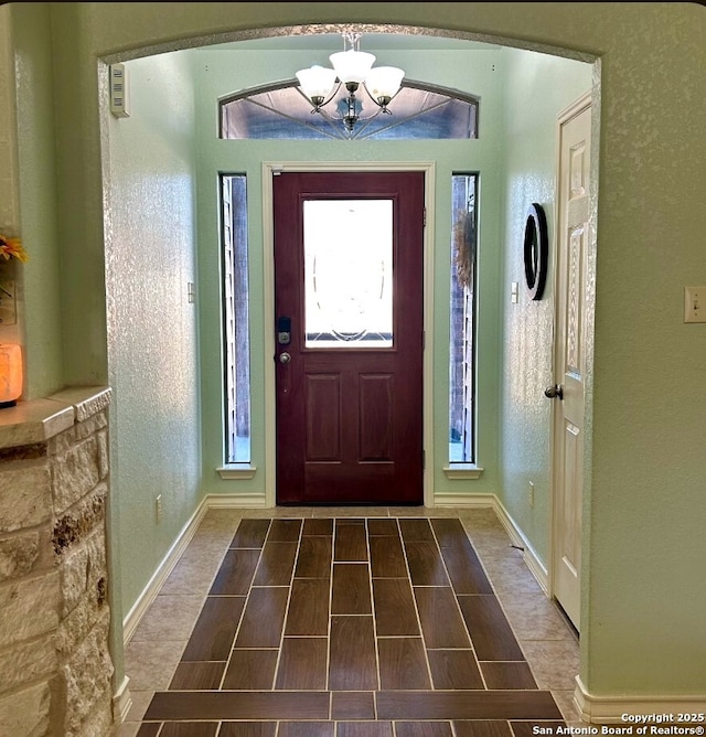 entryway featuring an inviting chandelier