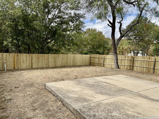 view of yard featuring a patio area