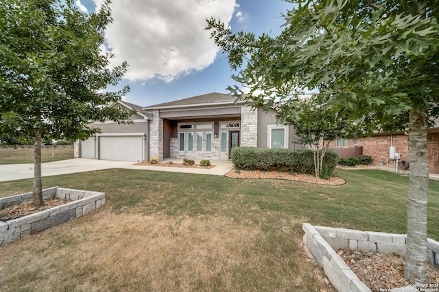 view of front of house featuring a front lawn and a garage