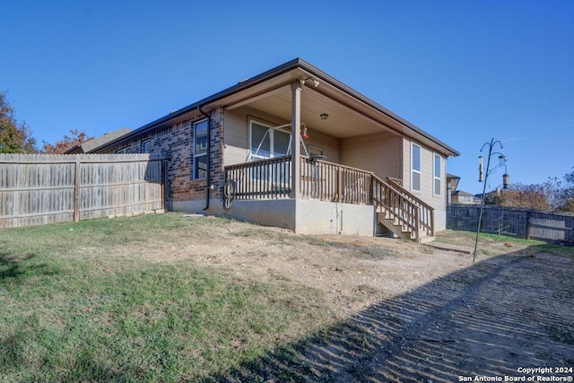 back of house featuring a lawn