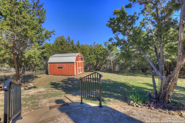 view of yard featuring a storage unit