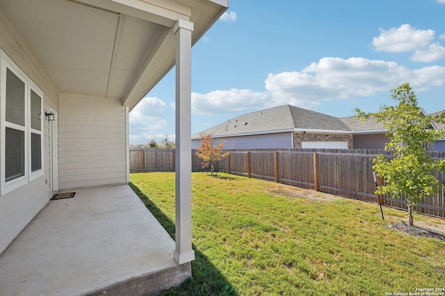 view of yard featuring a patio area