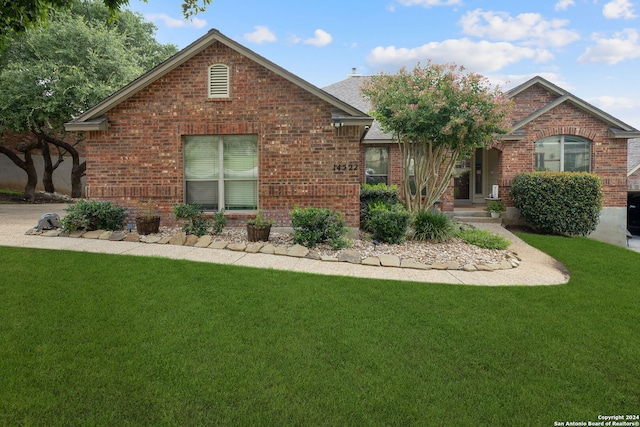 view of front property featuring a front yard