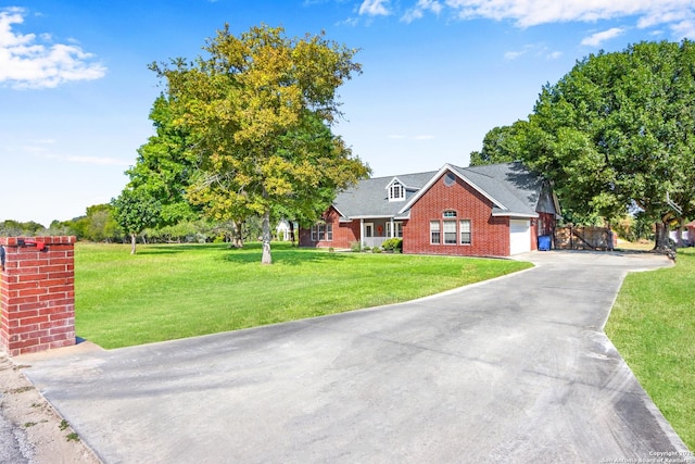 view of front facade featuring a garage and a front yard