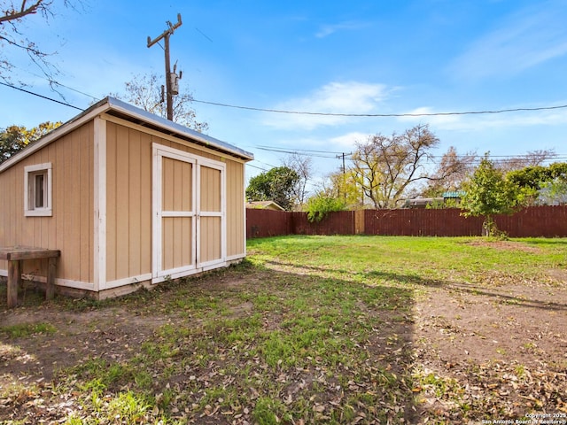 view of yard featuring a shed