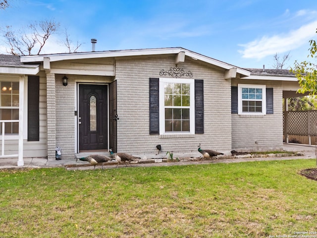 view of front of house featuring a front yard