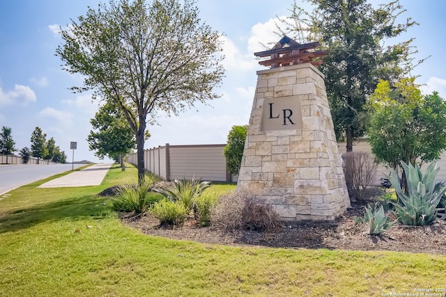 community / neighborhood sign featuring a lawn