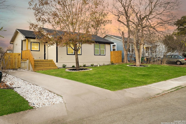 single story home featuring a lawn